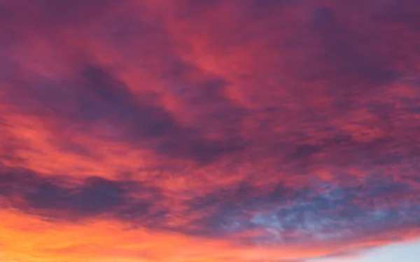 Tiro Tirar Fôlego Colorido Céu Nublado Durante Pôr Sol — Fotografia de Stock