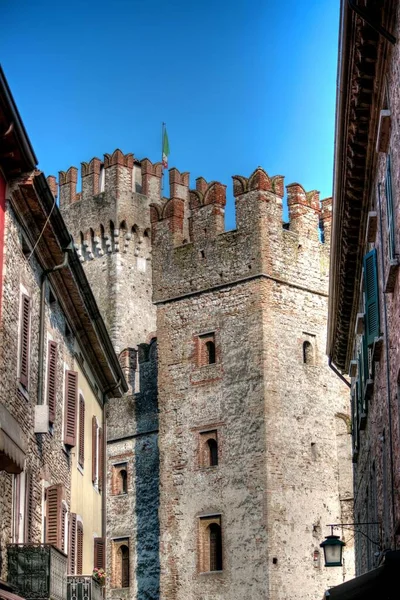 Vertical shot of an ancient historic building in Sirmione, Italy — Stock Photo, Image