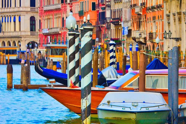 Schöne aufnahme von bunten booten geparkt im fluss neben der berühmten rialto-brücke in italien — Stockfoto