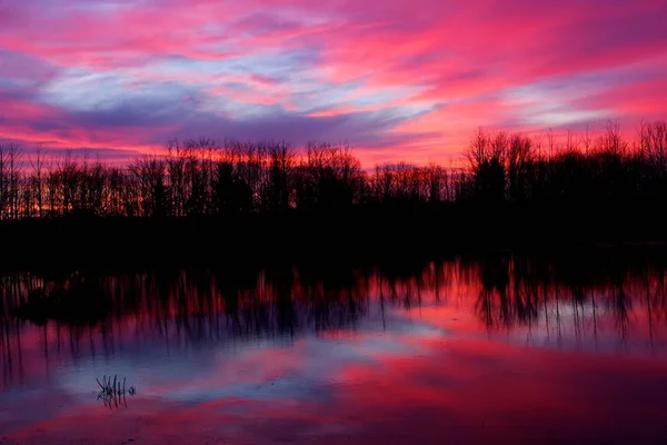 Pôr Sol Tirar Fôlego Refletindo Suas Cores Radiantes Lago — Fotografia de Stock