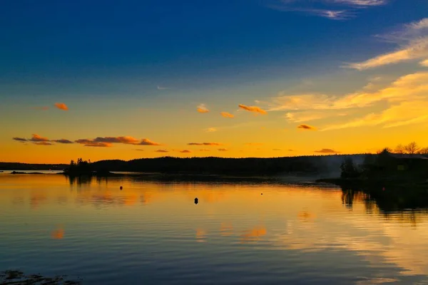 Vue à couper le souffle du reflet du ciel couchant dans le lac et d'une silhouette d'île — Photo