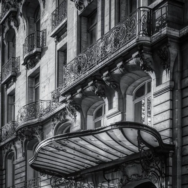 Vertical low angle shot of a beautiful building with balconies in Paris — Stock Photo, Image