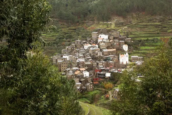 Tiro Ângulo Alto Casas Pedra Perto Outro Nas Montanhas — Fotografia de Stock