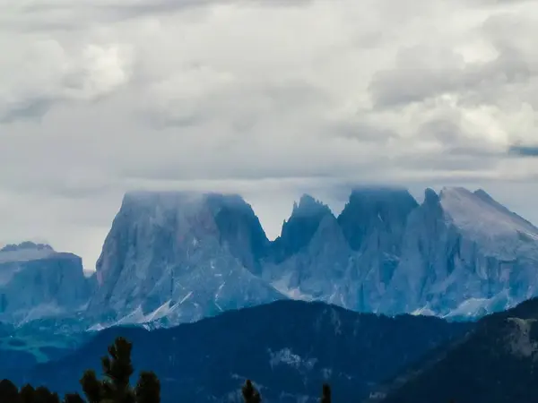 Adembenemend uitzicht op de bergketen onder de prachtige wolken — Stockfoto