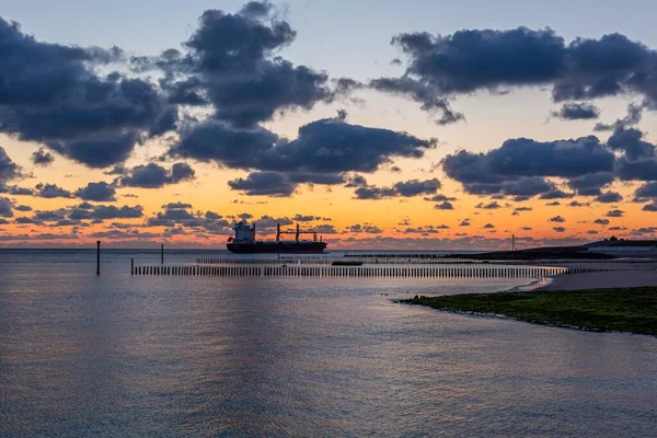 Pôr do sol deslumbrante sobre o oceano em Vlissingen, Países Baixos . — Fotografia de Stock