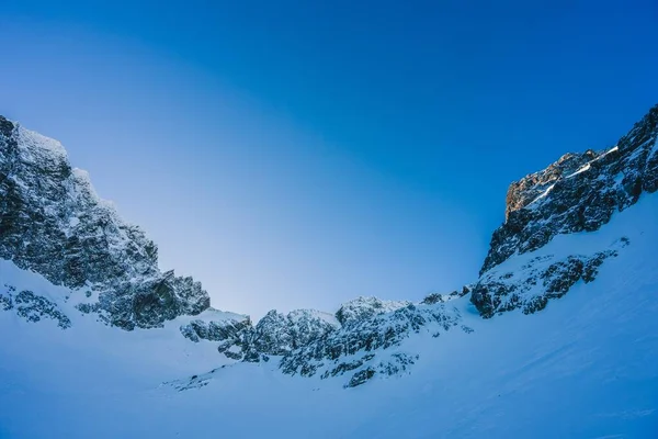 Дивовижний Краєвид Величних Гір Вкритих Снігом Під Синім Небом Словаччині — стокове фото
