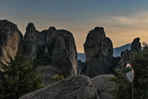 Breathtaking view of the mountains and cliffs under the beautiful cloudy sky — Stock Photo, Image