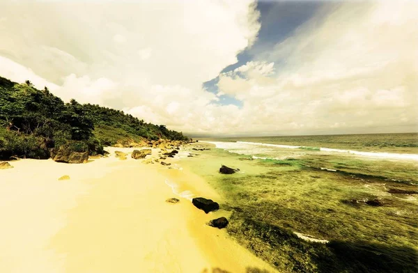 Сценарий зеленого пейзажа под облачным небом на пляже в Сумбе, Индонезия — стоковое фото