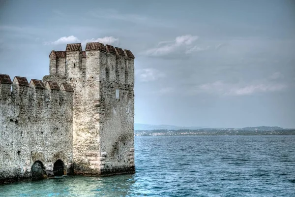 Eine Schöne Aufnahme Eines Historischen Gebäudes Meer Sirmione Italien — Stockfoto