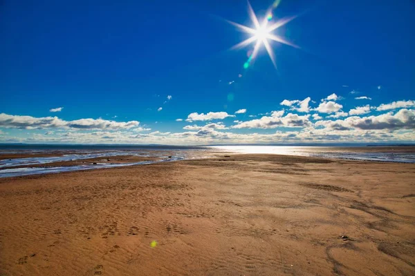 Akdeniz 'in kumlu sahilinin güzel görüntüsü ve arka planda parlayan güneş. — Stok fotoğraf