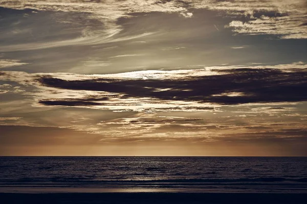 Дивовижний знімок відображення хмарного неба в океані під час заходу сонця — стокове фото