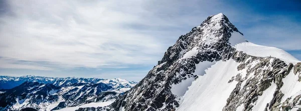 Una Vista Paese Delle Meraviglie Invernale Montagna Sotto Cielo Nuvoloso — Foto Stock