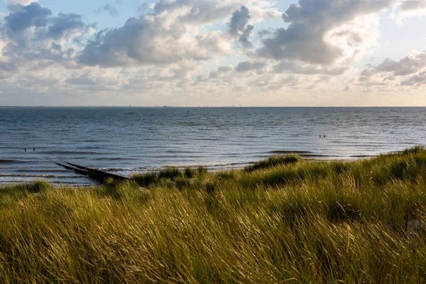 Krásný záběr na písečnou pláž pod zamračenou oblohou ve Vlissingenu, Zeeland, Nizozemsko — Stock fotografie