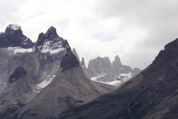 Eine Aufnahme Der Berge Unter Dem Wolkenverhangenen Himmel Nationalpark Torres — Stockfoto