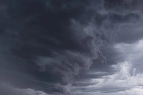 Ein Atemberaubender Tiefflug Dunkelgrauer Wolkenbildung Himmel — Stockfoto