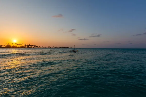 Zapierający dech w piersiach zachód słońca nad oceanem w Zanzibar, Afryka Wschodnia — Zdjęcie stockowe