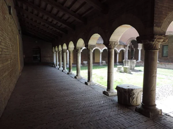 Starobylá historická budova ve městě Ferrara, Itálie — Stock fotografie