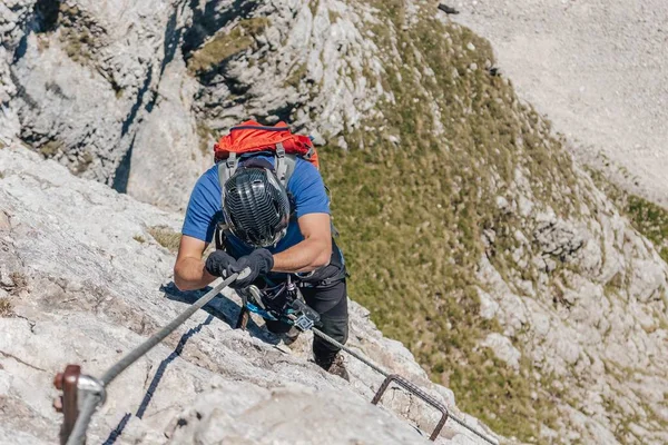 Zkušený Pěší Túra Snaží Dosáhnout Vyšších Výsledků Horách — Stock fotografie