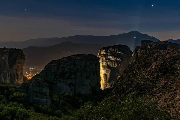 Gyönyörű kilátás nyílik a hegyekre és a várra az éjszakai égbolt alatt — Stock Fotó