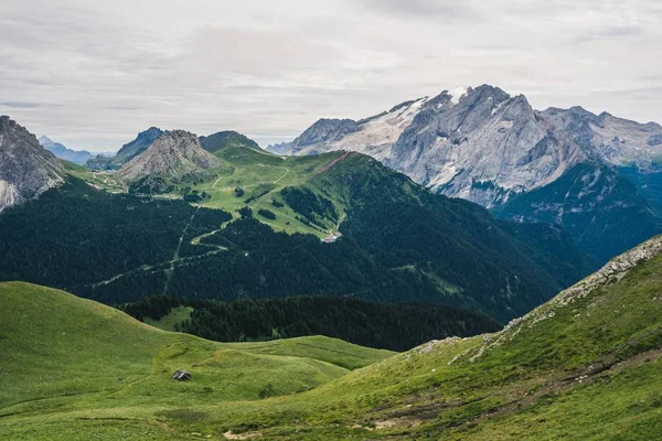 Μια Όμορφη Λήψη Του Ορεινού Τοπίου Πολλούς Λόφους Και Κοιλάδες — Φωτογραφία Αρχείου