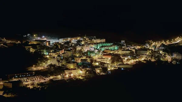 Beau cliché des bâtiments de l'île de Gran Canaria pendant la nuit — Photo