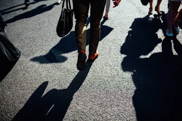 Alto ângulo tiro de pessoas andando na rua sob a luz do sol — Fotografia de Stock