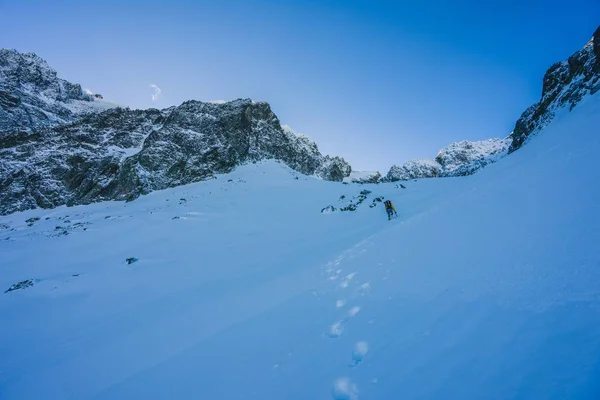 Atemberaubende Aussicht Auf Die Schneebedeckten Berge Unter Blauem Himmel Der — Stockfoto