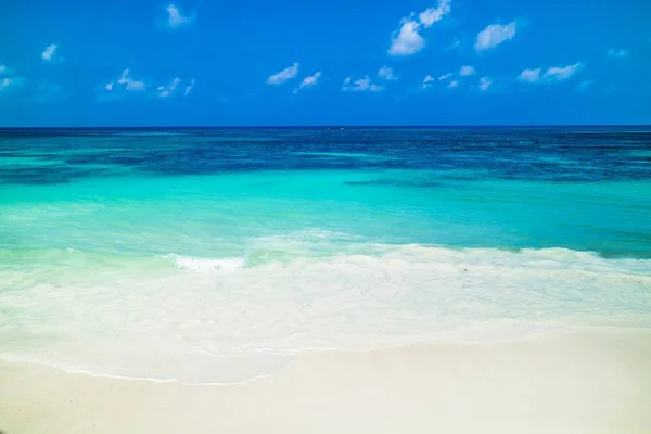 Eine Wunderschöne Szenerie Von Meereswellen Die Strand Unter Dem Wolkenverhangenen — Stockfoto