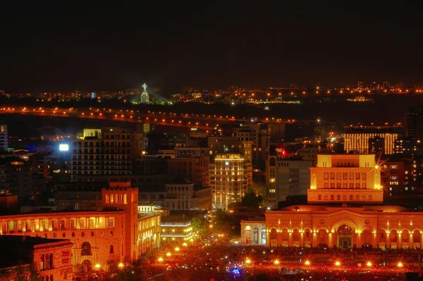 Aufnahme des Platzes der Republik in Eriwan, Armenien mit vielen Lichtern in der Nacht — Stockfoto