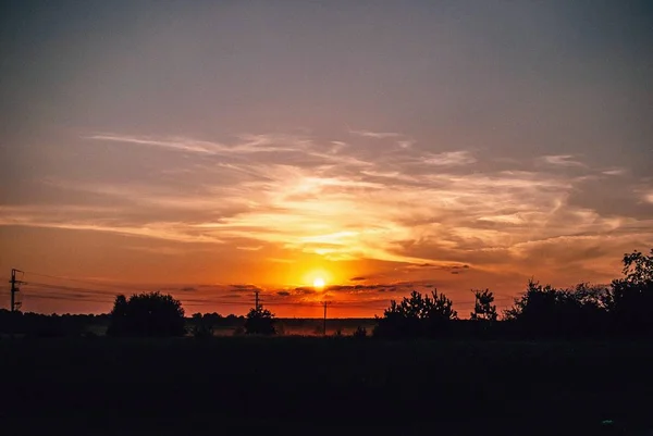 Una Vista Impresionante Puesta Sol Hermoso Cielo Sobre Campo Capturado — Foto de Stock