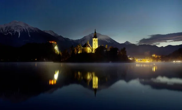 Hermosa foto de un edificio histórico reflejado en el lago de Bled, Eslovenia — Foto de Stock
