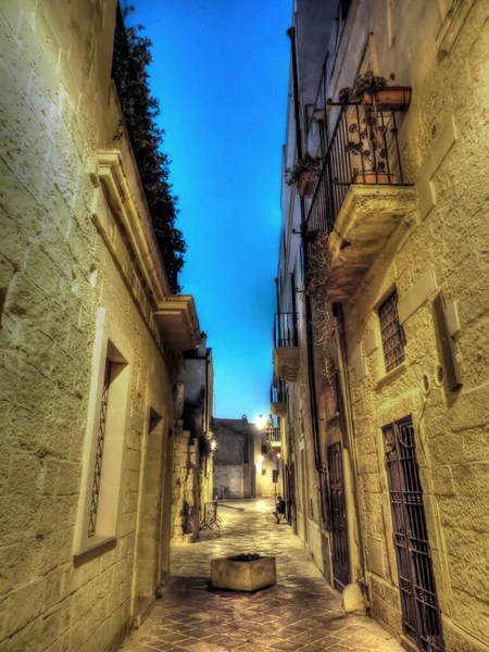 Tiro Vertical Uma Pessoa Sentada Esquina Rua Lecce Itália — Fotografia de Stock