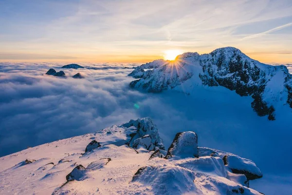 Vista Deslumbrante Dos Picos Das Montanhas Cobertos Neve Sob Pôr — Fotografia de Stock