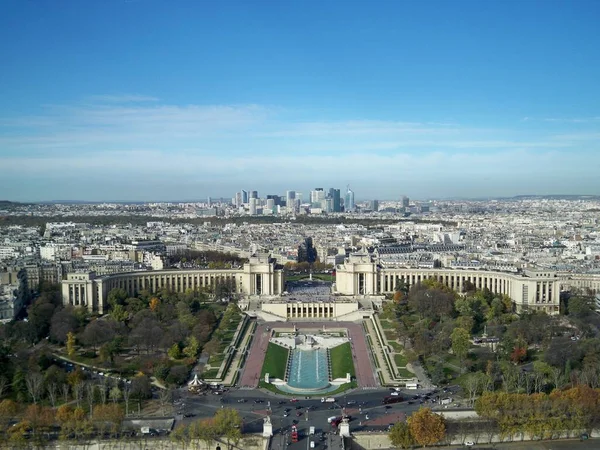 Aerial shot of Paris with modern high rise buildings and exceptional ancient architecture — Stock Photo, Image
