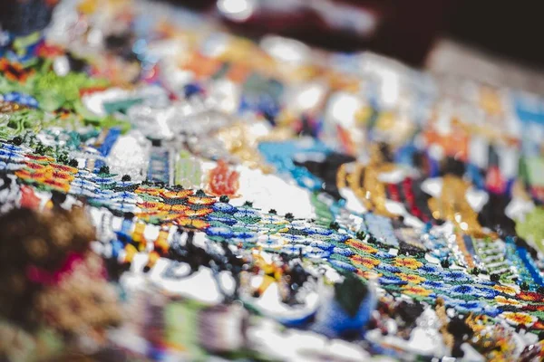 Nahaufnahme von handgefertigten Armbändern auf dem Markt mit unscharfem Hintergrund — Stockfoto