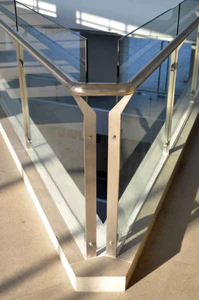 El plano vertical del interior de un moderno edificio de negocios —  Fotos de Stock