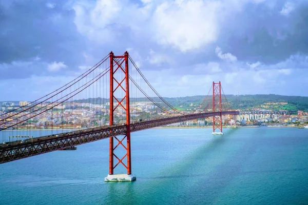 Bela paisagem da ponte 25 de Abril em Portugal sob as deslumbrantes formações de nuvens — Fotografia de Stock
