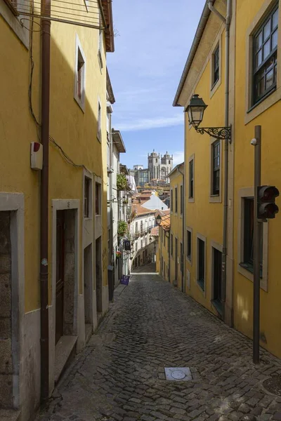 Calle estrecha en Porto Portugal —  Fotos de Stock