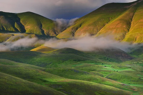 Svítání na Castelluccio di norcia umbria Itálie — Stock fotografie