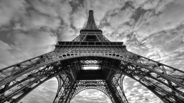 Grå skala låg vinkel skott av den historiska Eiffeltornet under dyster himmel — Stockfoto