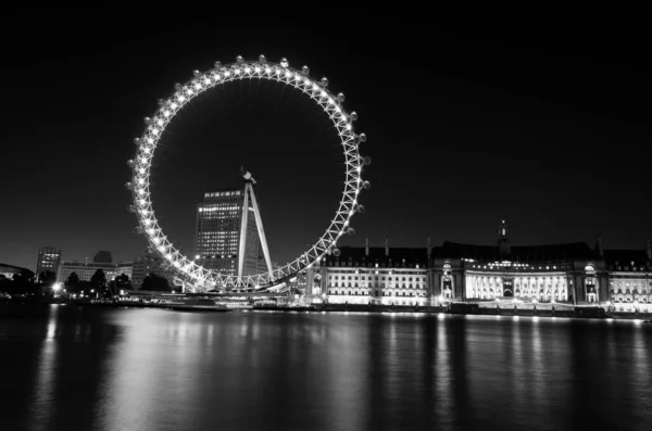 Чудовий знімок колеса Ферріса біля міських будівель у Лондоні в чорно-білому — стокове фото