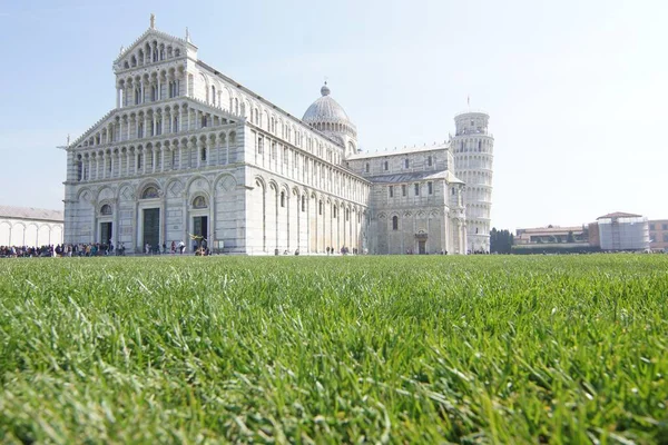 Foto de baixo ângulo da famosa Piazza Dei Miracoli na Itália e da bela torre Pisa nas costas — Fotografia de Stock