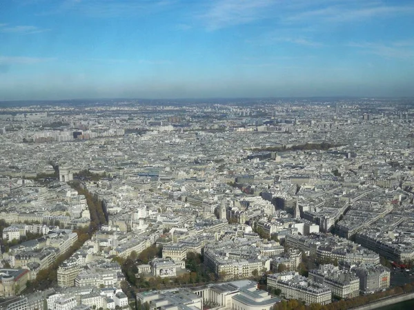 Aerial shot of Paris with modern high rise buildings and exceptional ancient architecture — Stock Photo, Image