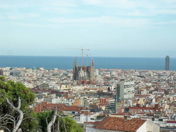 Hermosa toma de ángulo alto del histórico Parque Güell en Barcelonia, Cataluña, España —  Fotos de Stock