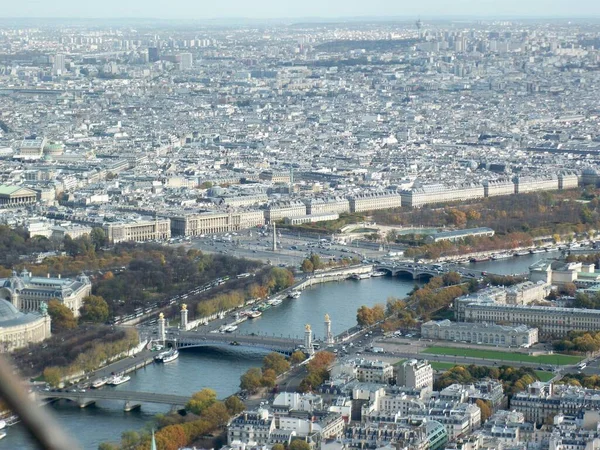 Vue aérienne de Paris avec des immeubles modernes de grande hauteur et une architecture antique exceptionnelle — Photo