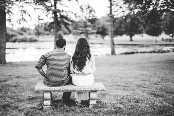 Gråskala Skott Bakifrån Ett Par Sitter Bänk Parken Med Bränd — Stockfoto