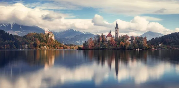 Castillo Histórico Rodeado Árboles Reflejados Lago Con Montañas Rocosas Fondo — Foto de Stock