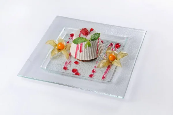 Изолированный Снимок Десерта Малиной Физалисом Идеально Подходит Пищевого Блога Меню — стоковое фото