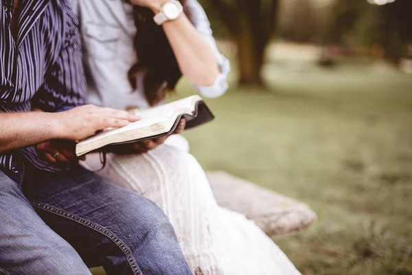 Primo Piano Una Coppia Seduta Nel Parco Che Legge Bibbia — Foto Stock