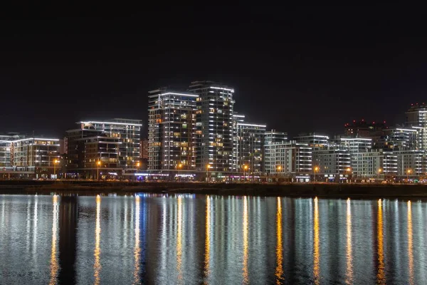 Beautiful Scenery Cityscape Lot Illuminated Buildings Reflected Lake — 스톡 사진